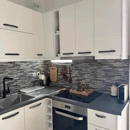 Omma, Main Street Maison Apartment
