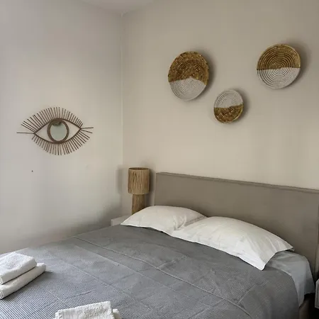 Omma, Main Street Maison Apartment