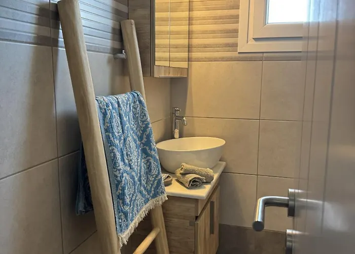 Omma, Main Street Maison Andiparos